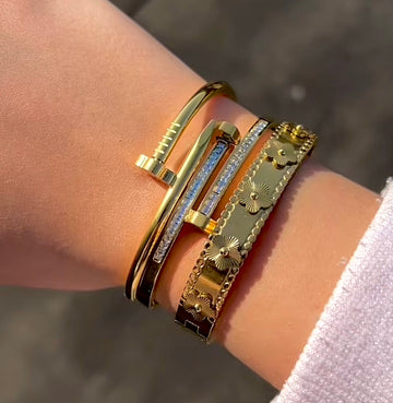 THE LUXURY SET